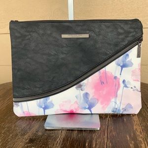 JONES NEW YORK SIGNATURE XL CLUTCH NWOT